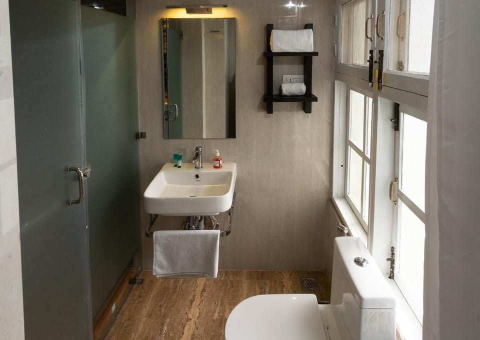 Shower, rainfall showerhead, free toiletries, hair dryer
