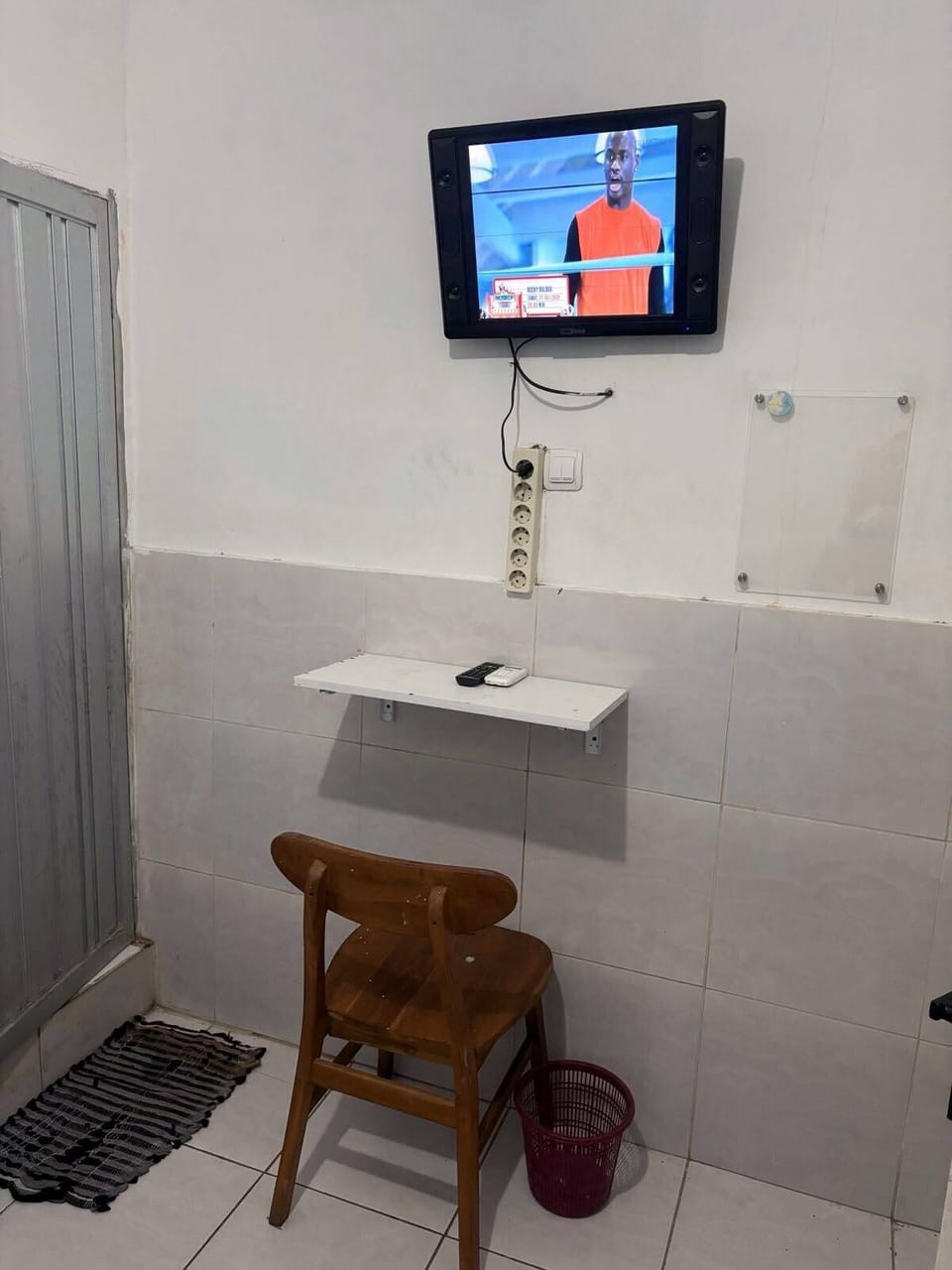 Desk, WiFi (surcharge), bed sheets