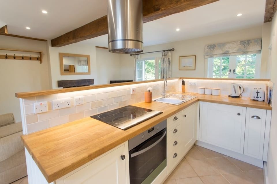 Cottage, 2 Bedrooms, Non Smoking | Private kitchen | Full-size fridge, microwave, oven, stovetop