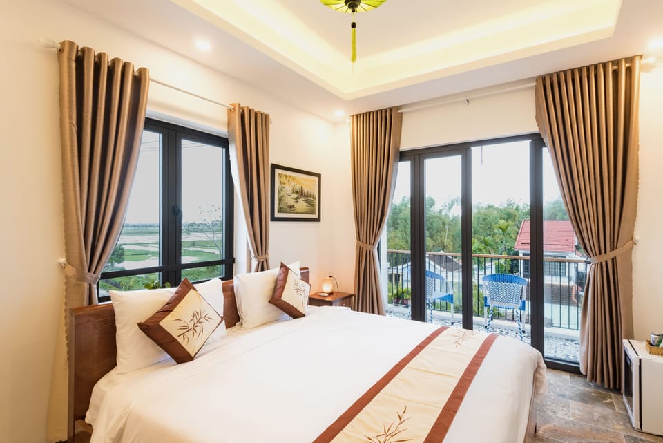 Premium bedding, minibar, desk, blackout drapes