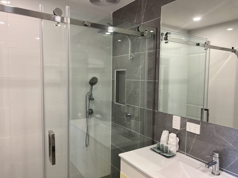 Twin Room (Corporate) | Bathroom | Shower, designer toiletries, hair dryer, towels