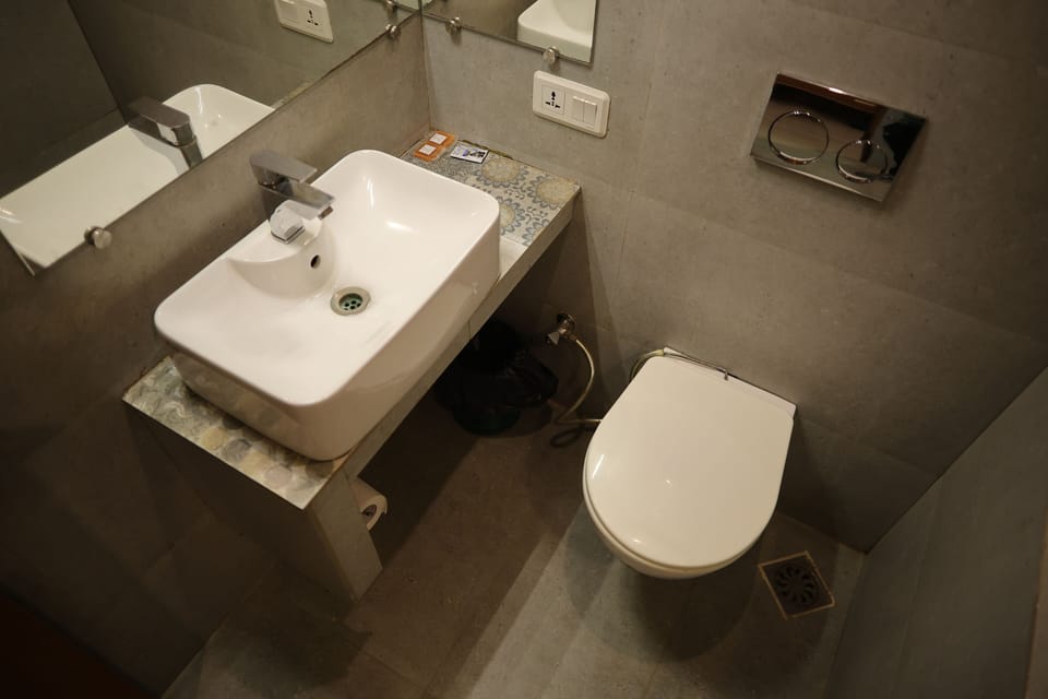 Superior Double Room | Bathroom | Shower, rainfall showerhead, free toiletries, towels