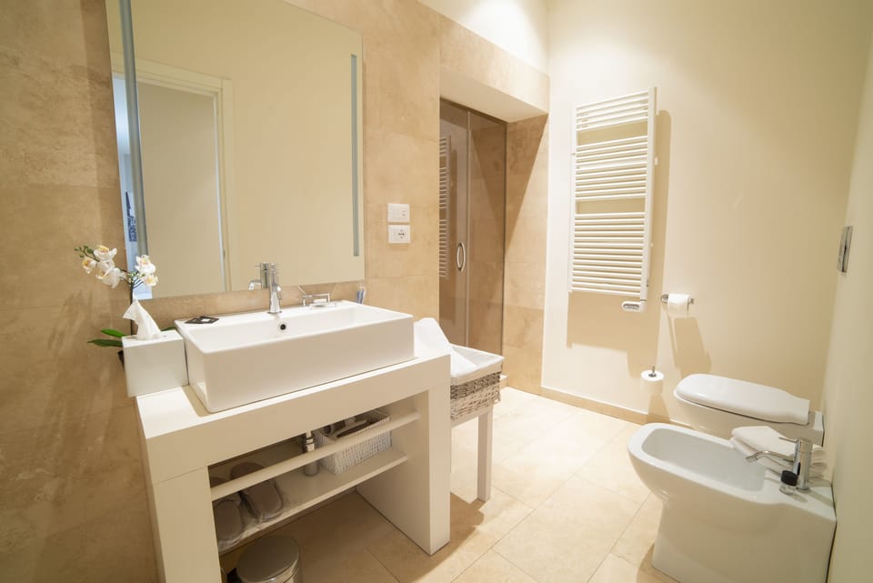 Luxury Room, City View | Bathroom | Shower, rainfall showerhead, free toiletries, hair dryer