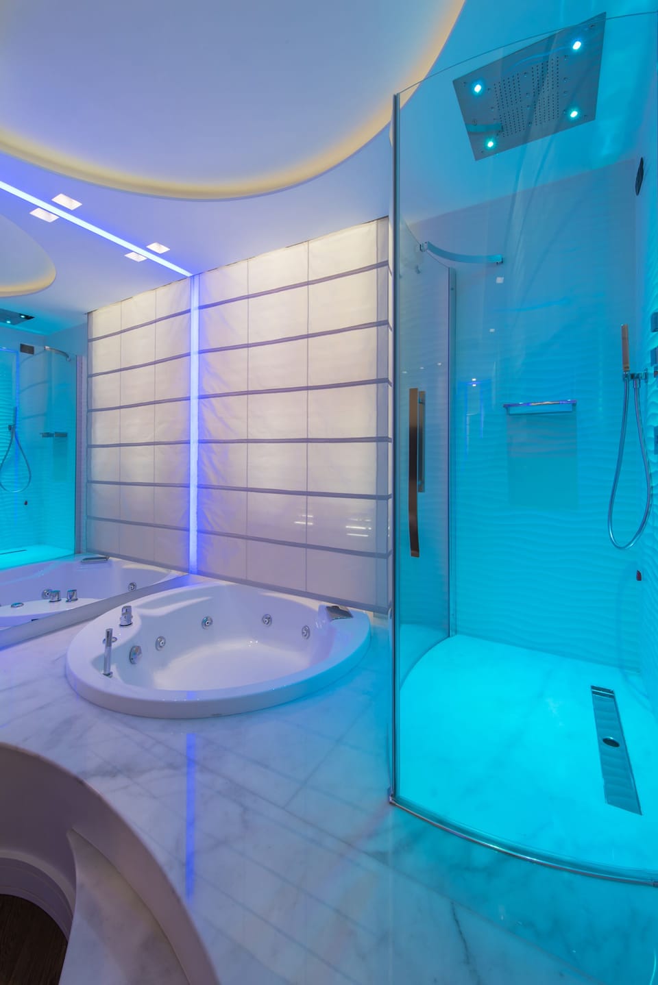 Exclusive Studio Suite, Jetted Tub | Bathroom | Separate tub and shower, jetted tub, rainfall showerhead