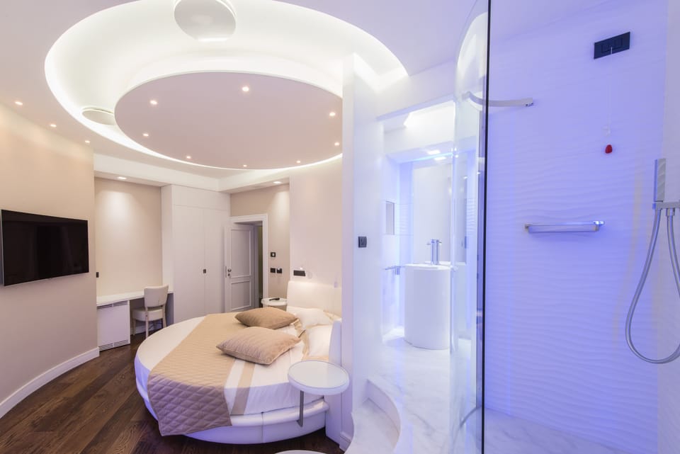 Luxury Studio Suite, Jetted Tub | Frette Italian sheets, premium bedding, down comforters