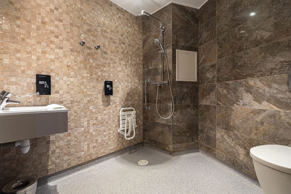 Comfort Room, Accessible, Non Smoking | Bathroom | Free toiletries, hair dryer, towels