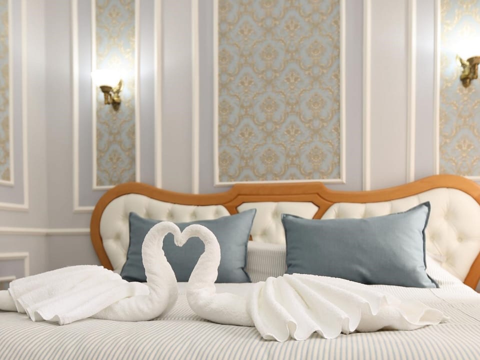 Deluxe Suite, Non Smoking | Premium bedding, Select Comfort beds, in-room safe, desk