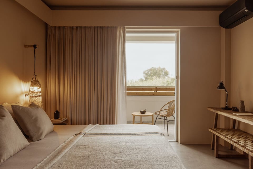 Deluxe Suite, Sea View | Minibar, WiFi (free), bed sheets