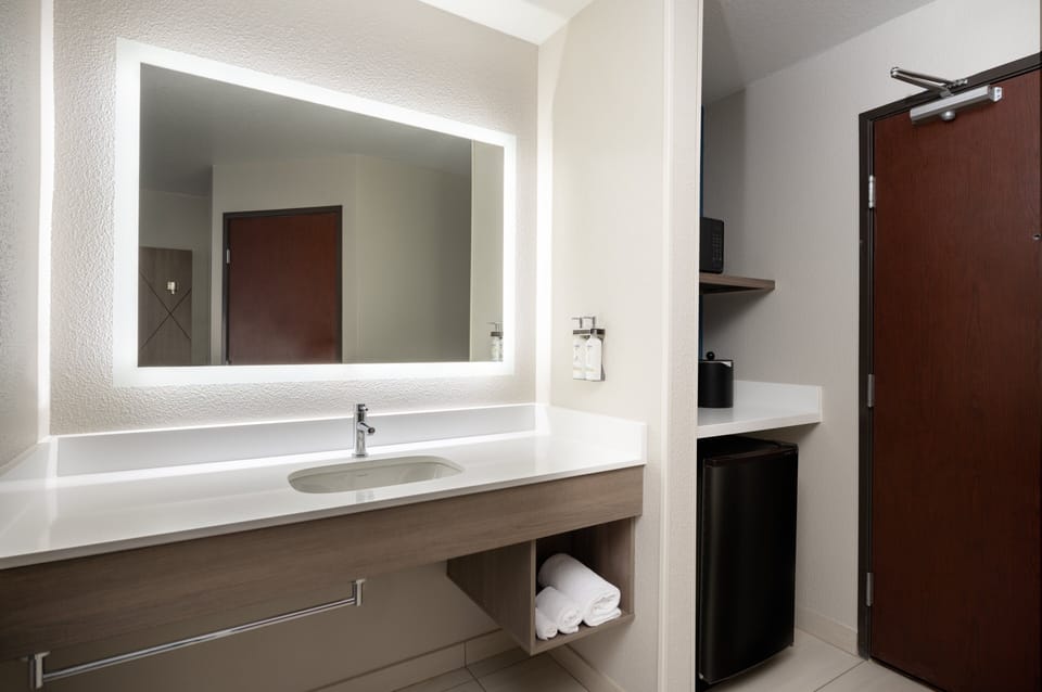 Standard Room | Bathroom | Combined shower/tub, free toiletries, hair dryer, towels