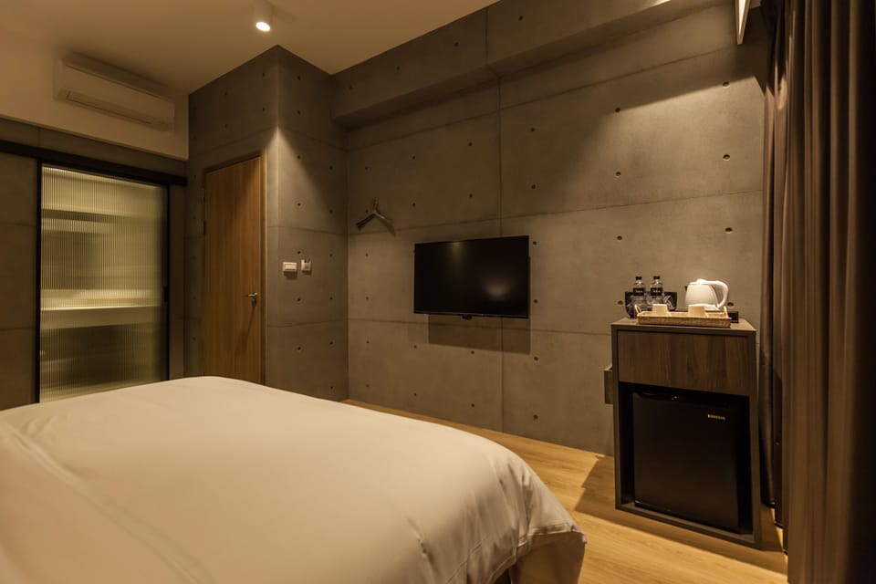 Comfort Double Room, 1 Queen Bed, Accessible, Garden View | 1 bedroom, free minibar, in-room safe, blackout drapes