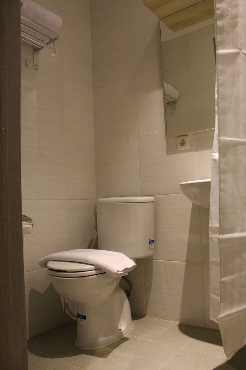 Superior Double Room | Bathroom | Shower, free toiletries
