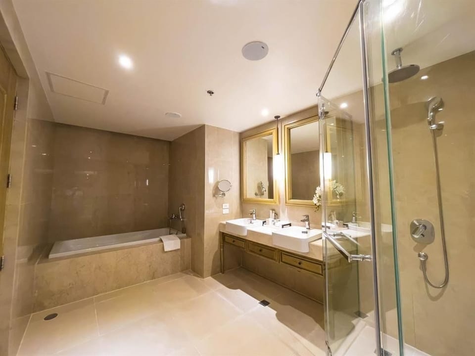 Two-Bedroom Suite | Bathroom | Separate tub and shower, free toiletries, hair dryer, slippers