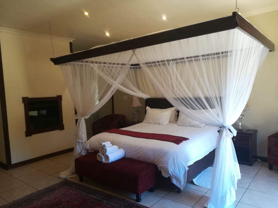 Executive Suite, 1 King Bed, Non Smoking, Garden View | In-room safe, desk, blackout drapes, iron/ironing board