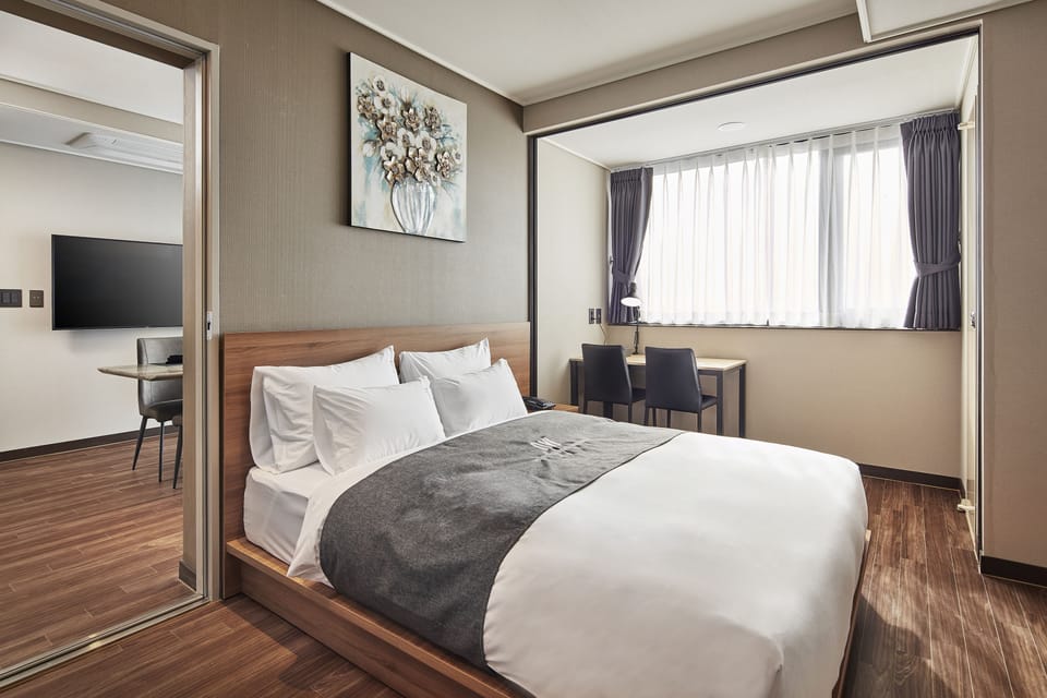 Deluxe Room | Down comforters, blackout drapes, free WiFi, bed sheets