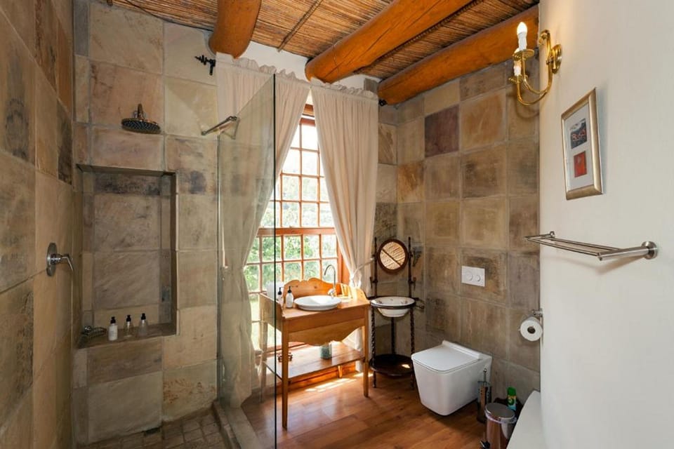 Executive Room (Pine) | Bathroom | Free toiletries, hair dryer, towels