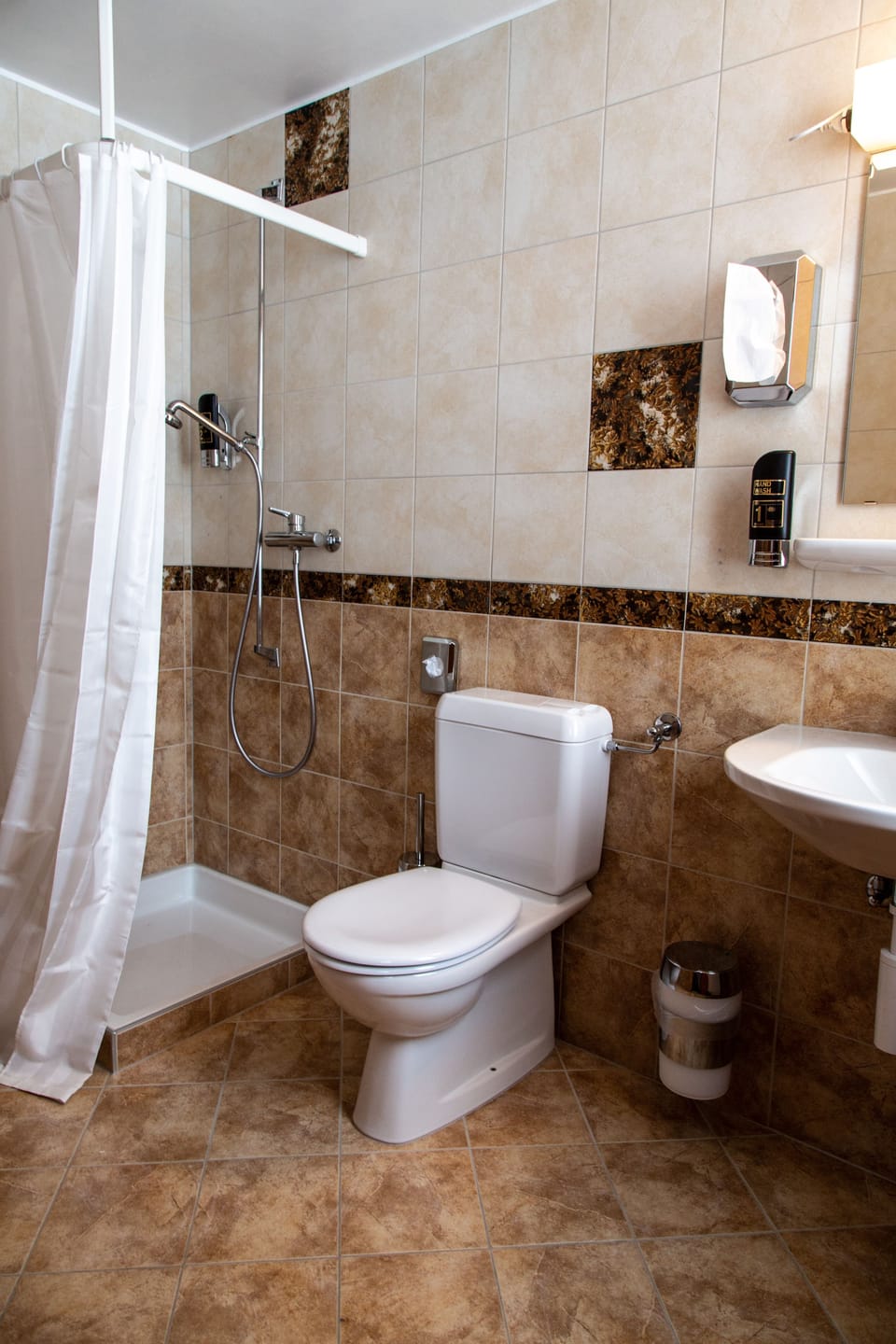 Single Room | Bathroom | Shower, hair dryer, towels
