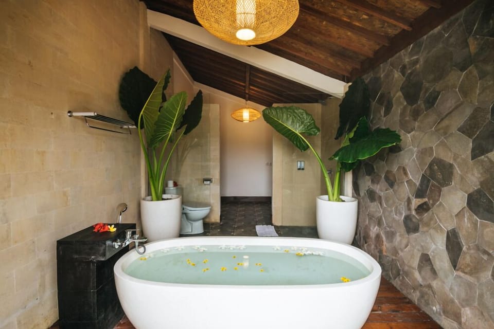 Villa with Private Pool | Bathroom | Shower, rainfall showerhead, free toiletries, hair dryer