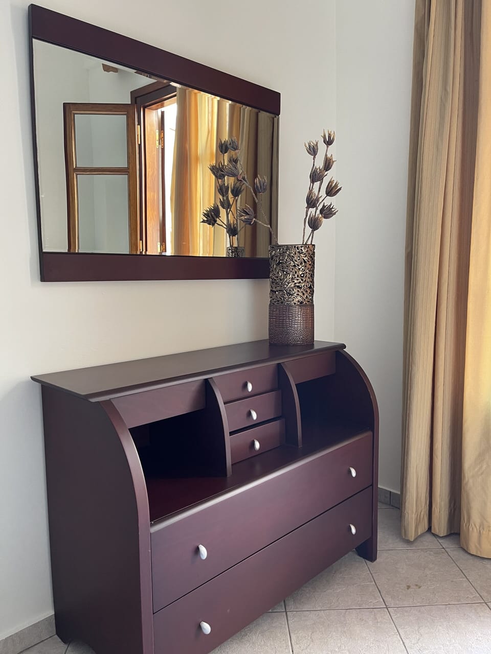 Triple Room | Minibar, in-room safe, individually decorated, individually furnished