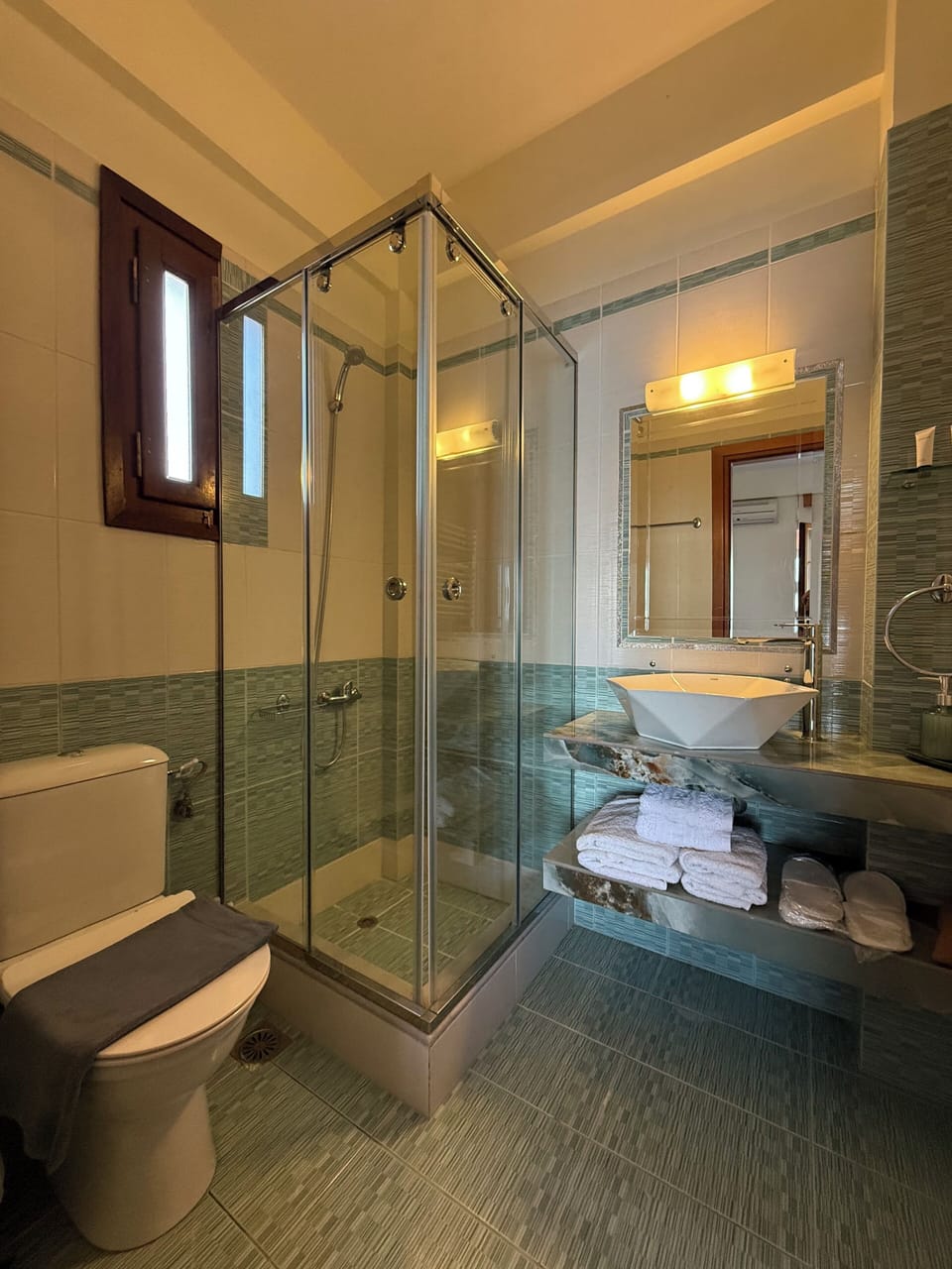 Shower, free toiletries, hair dryer, towels