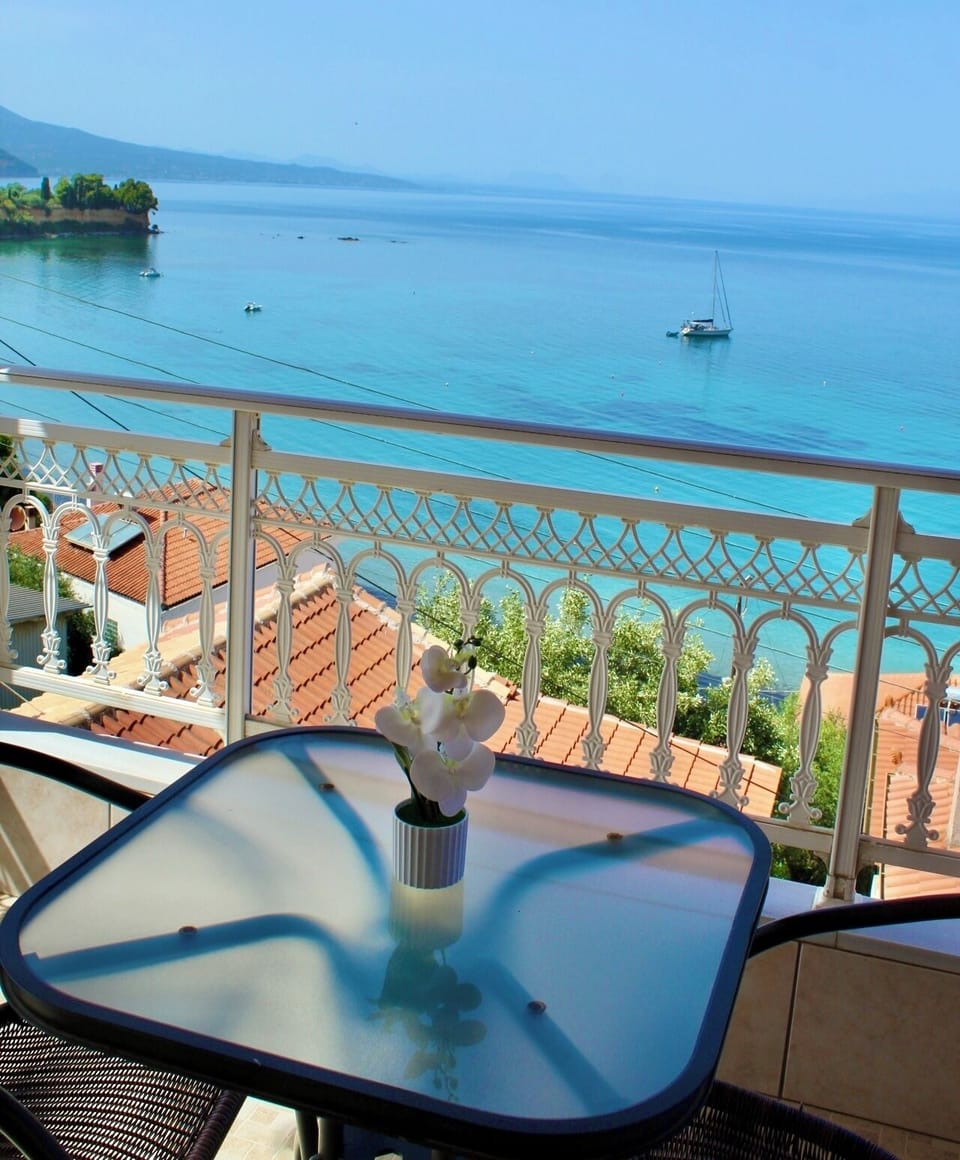 Double or Twin Room | Minibar, in-room safe, individually decorated, individually furnished