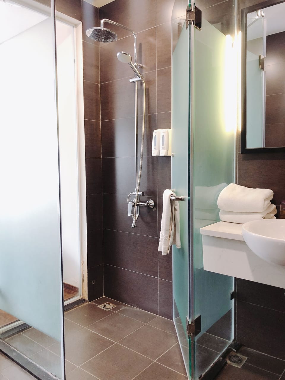 Shower, rainfall showerhead, free toiletries, hair dryer
