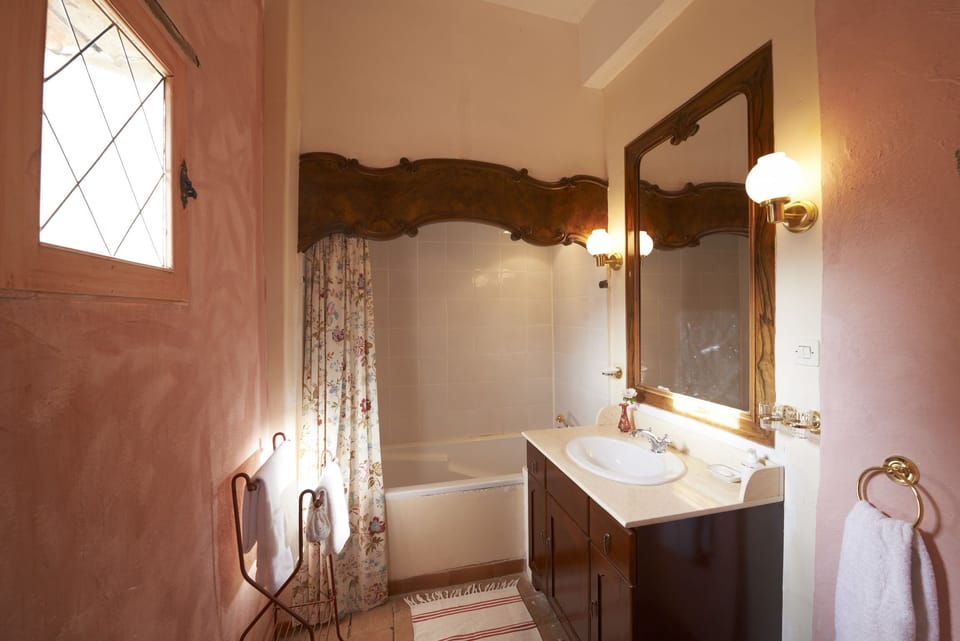 Double Room, 1 Queen Bed, Non Smoking, Garden View | Bathroom | Free toiletries, hair dryer, bathrobes, towels
