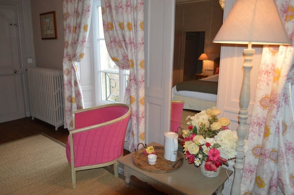 Suite (Du Parc) | Blackout drapes, iron/ironing board (on request), WiFi (free)