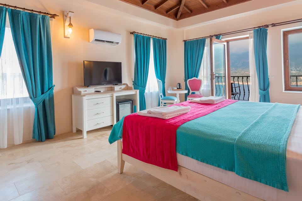 Deluxe Room, Sea View | Minibar, in-room safe, free WiFi, bed sheets
