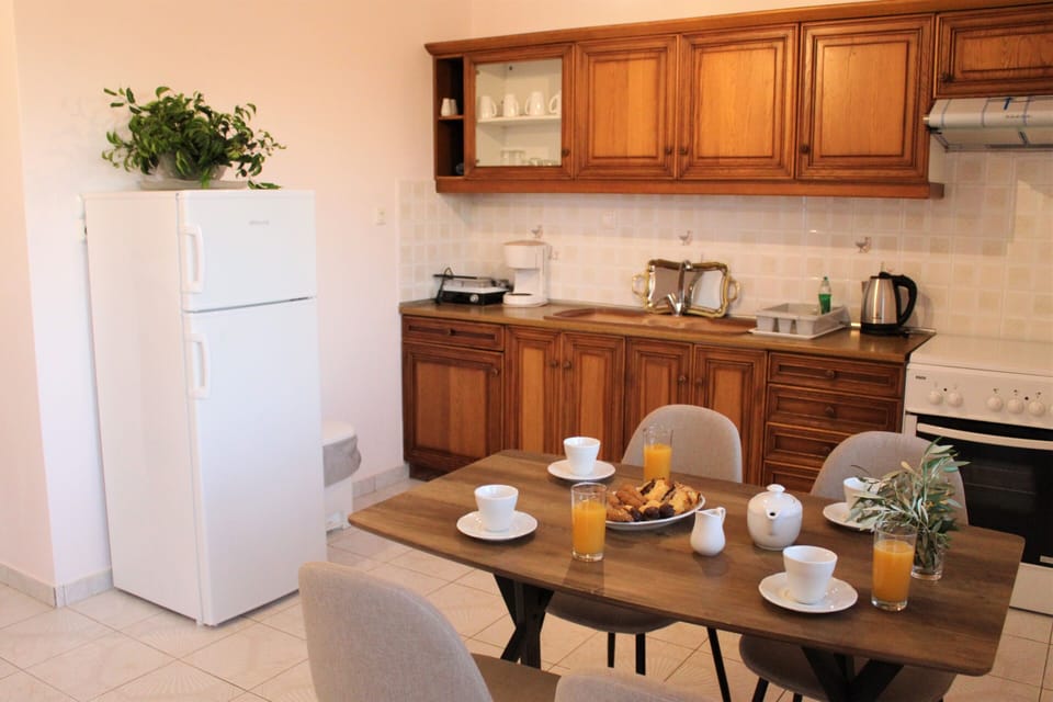 Fridge, oven, stovetop, coffee/tea maker