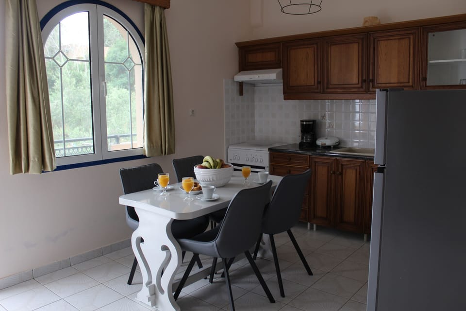 Fridge, oven, stovetop, coffee/tea maker