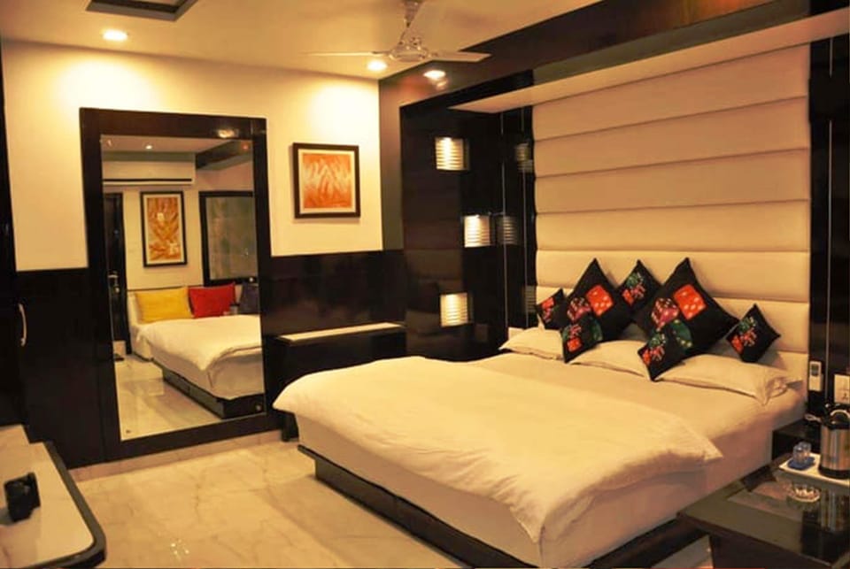 Deluxe Double Room, 1 Double Bed, Non Smoking | Soundproofing, iron/ironing board (on request), WiFi (free)