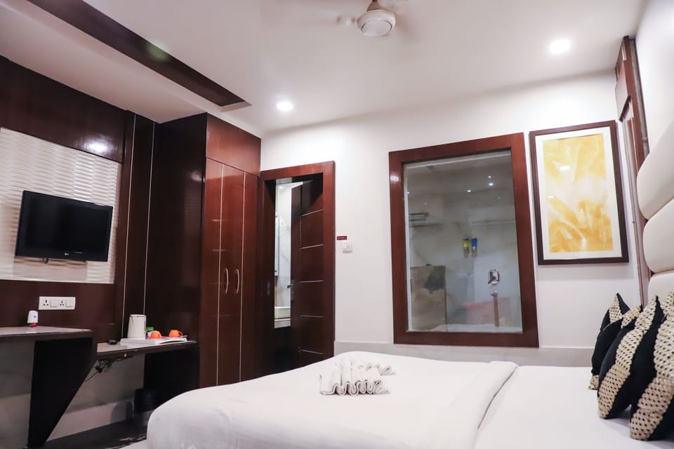 Elite Suite, 1 King Bed, Non Smoking | Soundproofing, iron/ironing board (on request), WiFi (free)