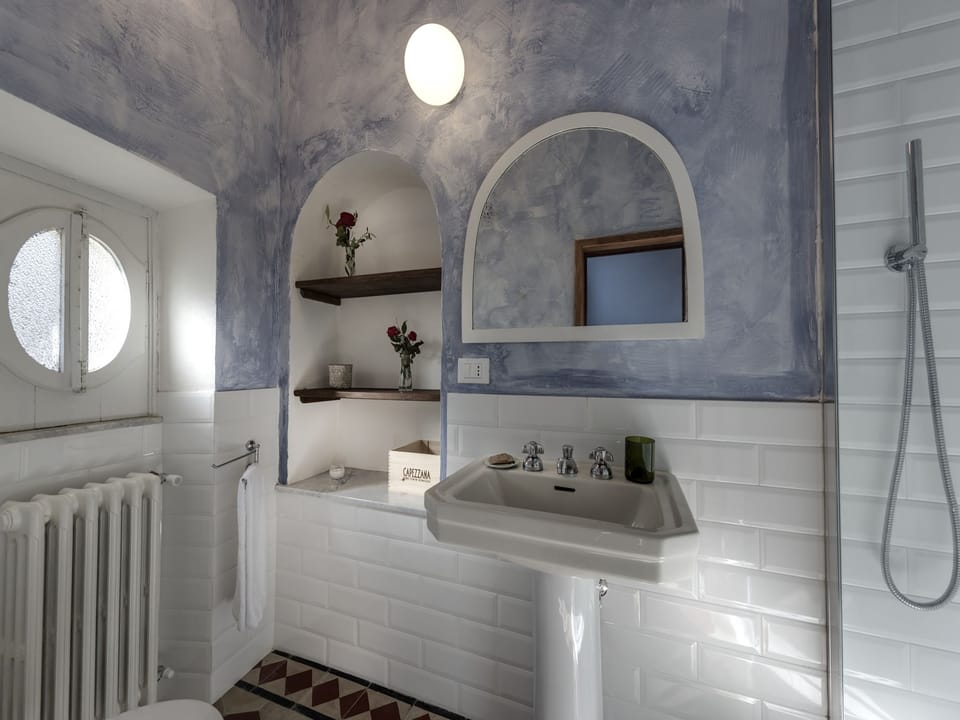 Single Room | Bathroom | Shower, rainfall showerhead, free toiletries, hair dryer