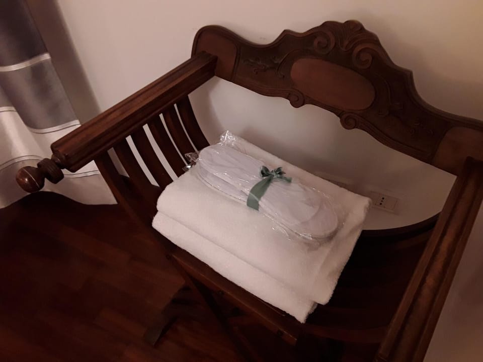 Premium bedding, minibar, blackout drapes, soundproofing