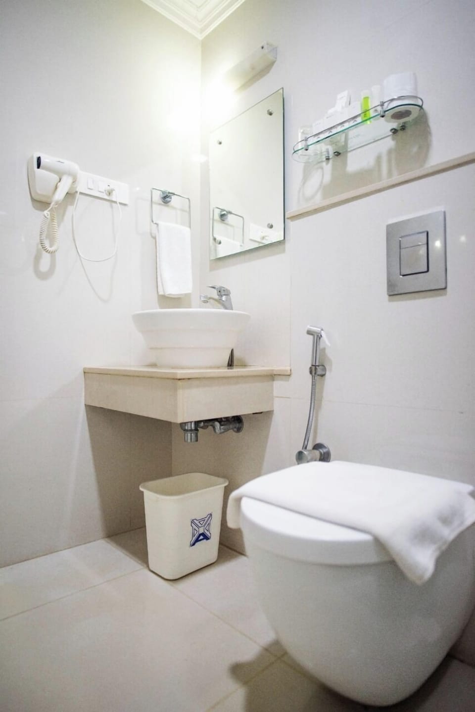 Jungle Room | Bathroom | Combined shower/tub, designer toiletries, hair dryer, slippers