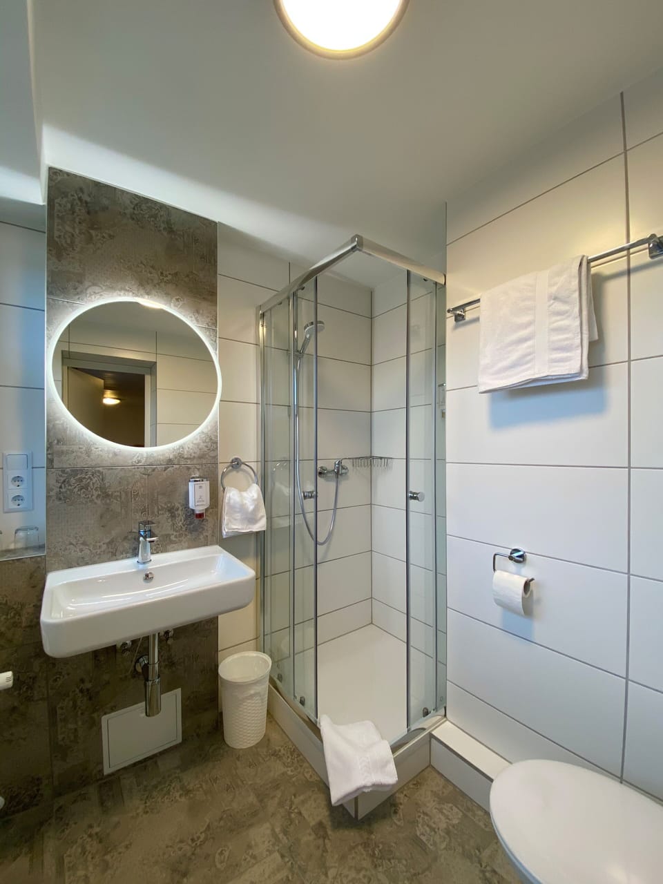 Double Room | Bathroom | Shower, rainfall showerhead, free toiletries, hair dryer
