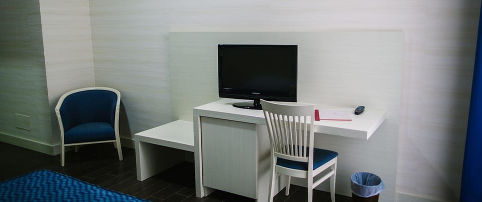 Deluxe Triple Room | 1 bedroom, in-room safe, desk, blackout drapes