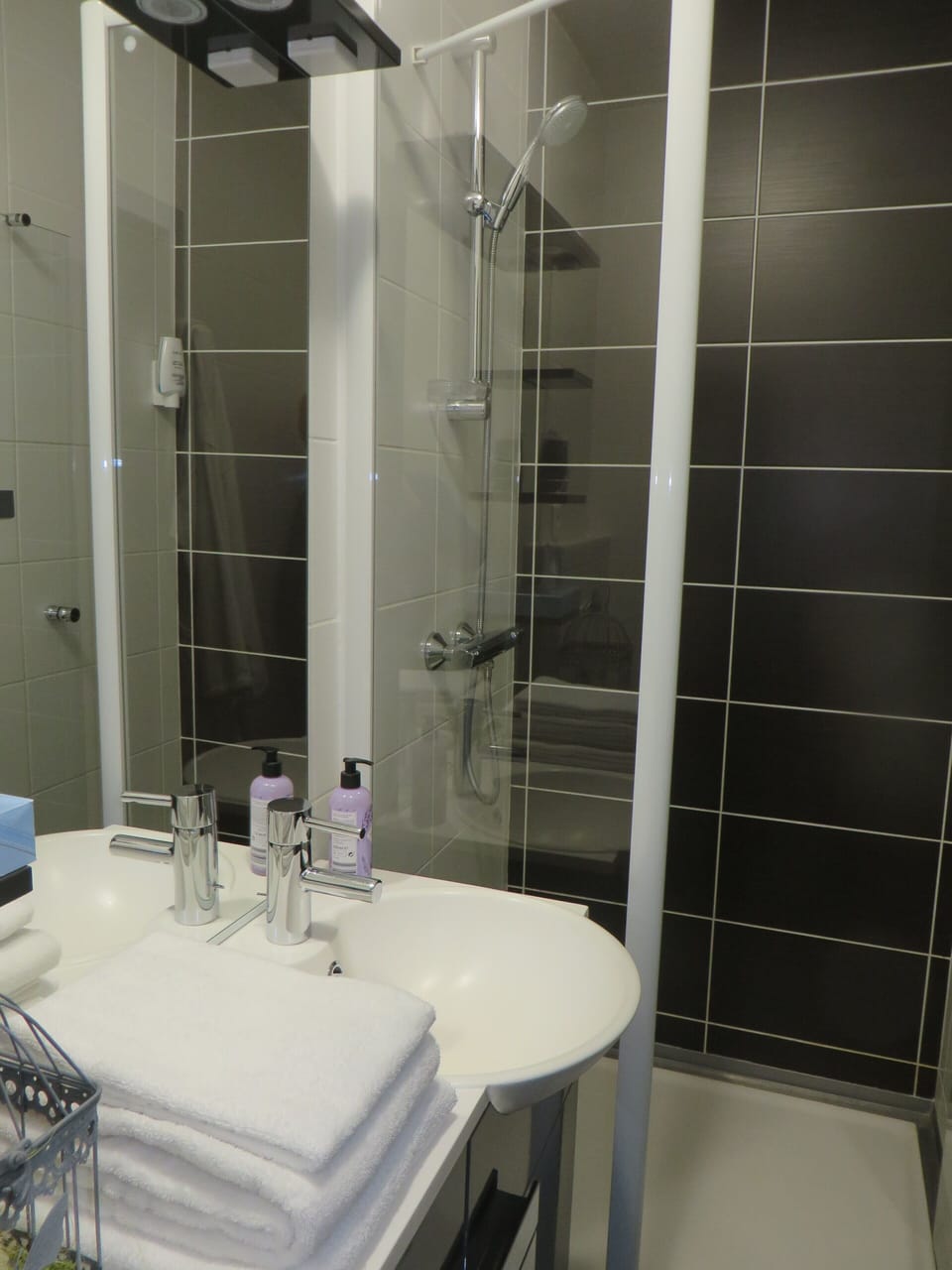 Double Room | Bathroom | Free toiletries, hair dryer, bathrobes, slippers