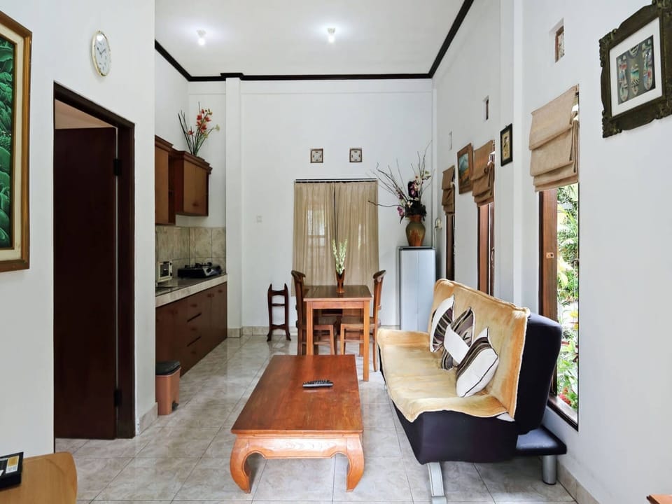 Room, 1 Bedroom, Non Smoking, Pool View | Living area | 40-inch Smart TV with cable channels