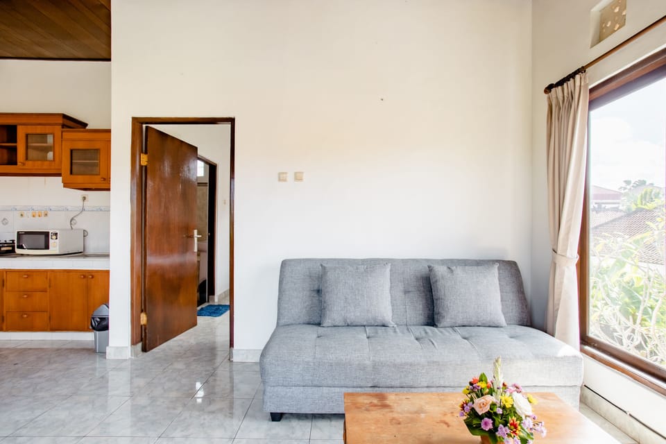 Room, 1 Bedroom, Non Smoking, Pool View | Living area | 40-inch Smart TV with cable channels