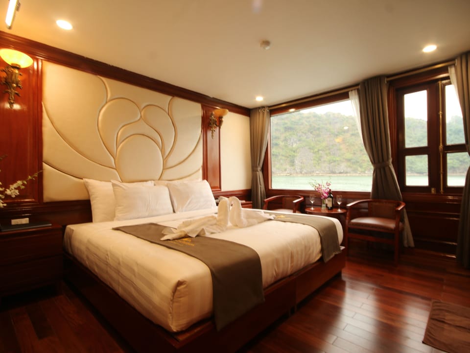 Deluxe Room | Desk, blackout drapes, free WiFi, bed sheets