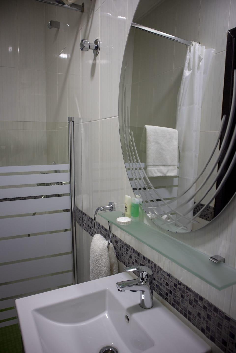 Room, 1 Double Bed, Non Smoking (Pacific) | Bathroom | Shower, deep soaking tub, rainfall showerhead, free toiletries