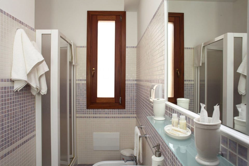 Superior Room, Balcony | Bathroom | Shower, rainfall showerhead, free toiletries, hair dryer