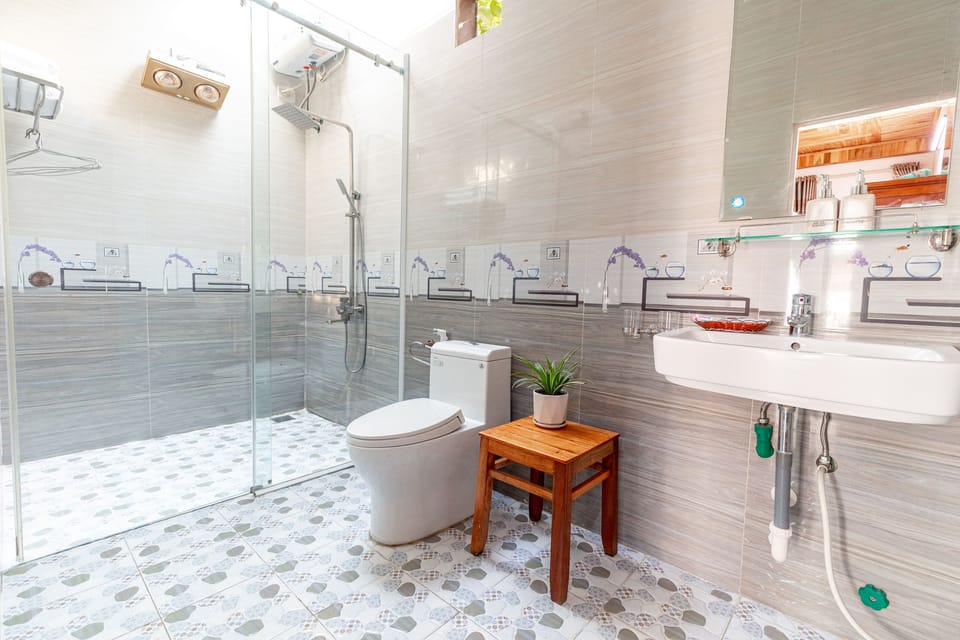 Family Bungalow | Bathroom | Shower, free toiletries, hair dryer, slippers
