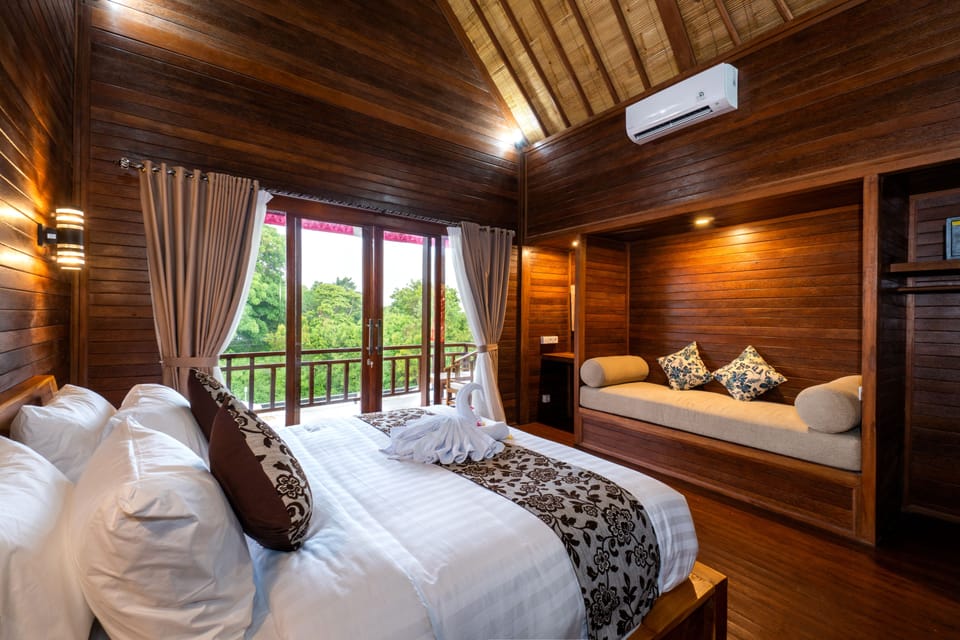 Luxury Room, 1 King Bed, Sea View | Minibar, in-room safe, desk, free WiFi