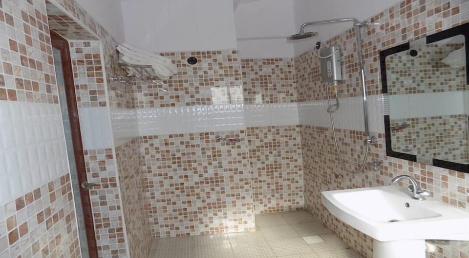 Double Room | Bathroom | Shower, rainfall showerhead, free toiletries, slippers