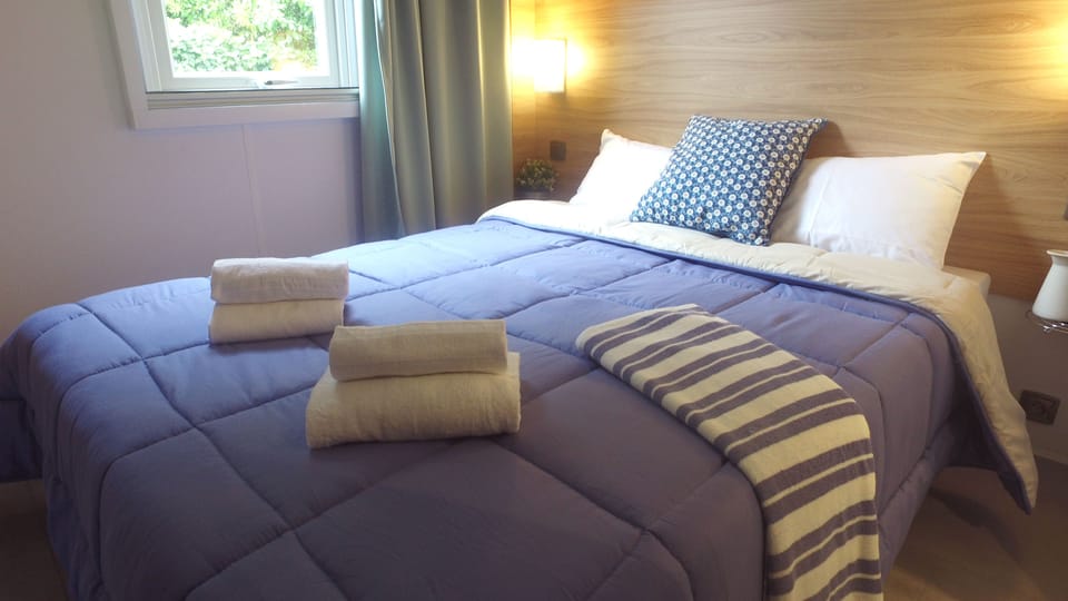 Mobile Home, 3 Bedrooms (6 pers) | Individually decorated, individually furnished, bed sheets