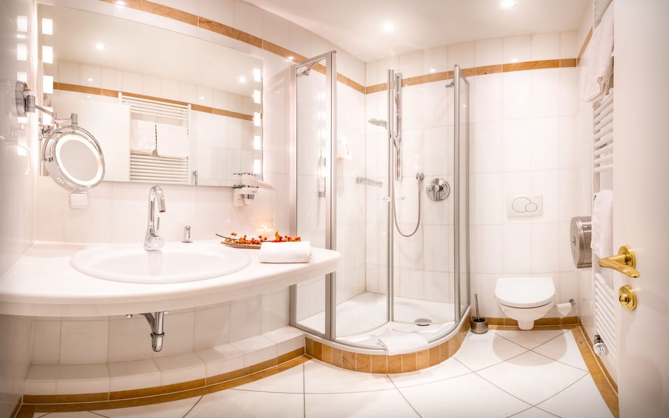 Comfort Double Room | Bathroom | Shower, rainfall showerhead, free toiletries, hair dryer