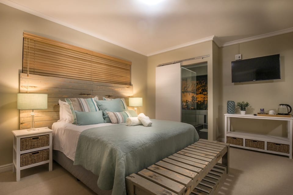 Design Double Room, 1 Queen Bed, Non Smoking | Down comforters, pillowtop beds, minibar, individually decorated