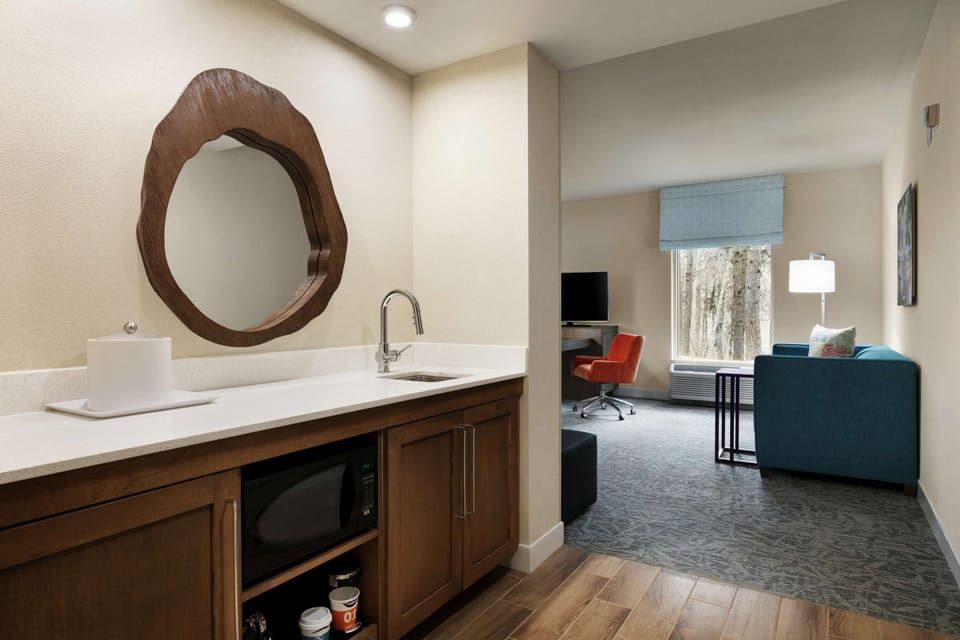 Room, 1 King Bed, Accessible (Mobility & Hearing) | Premium bedding, in-room safe, desk, laptop workspace